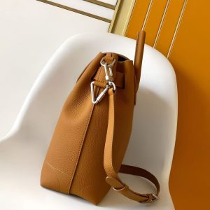 Alternative view of 𝐒𝐭𝐞𝐚𝐦𝐞𝐫 𝟑𝟎 Handbag Revisiting a century-old classic in LV TUCUCH calf leather 𝐒𝐭𝐞𝐚𝐦𝐞𝐫 Handbag. Grained leather and suede leather adorn both sides.The suede front pocket subtly features 𝐕-stitching, while the convenient 𝐕-shaped hook clasp incorporates 𝐌𝐨𝐧𝐨𝐠𝐫𝐚𝐦 floral motifs. The adjustable strap allows for crossbody or handheld carry.Leather: Premium Spanish Grade A leather Hardware: Imported Grade A semi-steel hardware Dimensions: 32 cm x 33 cm x 14 cm (Length x Height x Width)